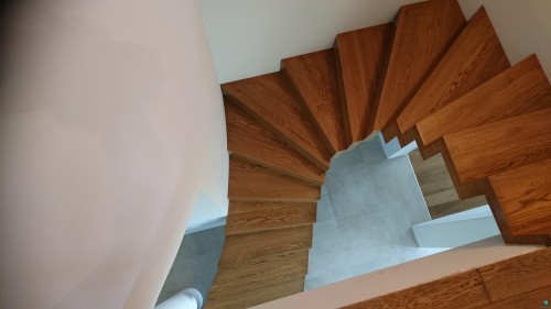 Realizacja - schody samonośne dywanowe